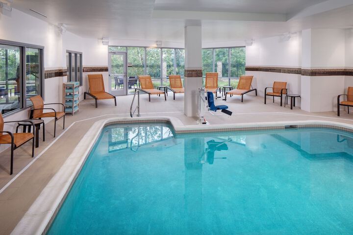 Courtyard by Marriott Charleston Downtown / Civic Center