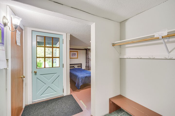 Lakefront Family Retreat w / Private Dock!
