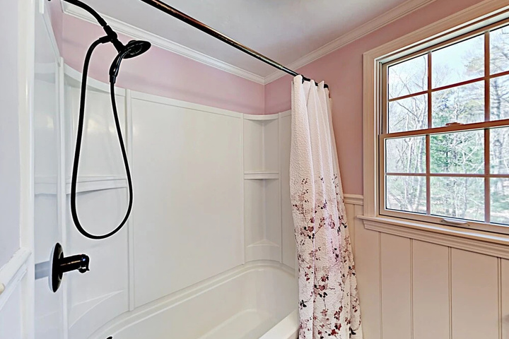 Quiet Family - 4 Br Home