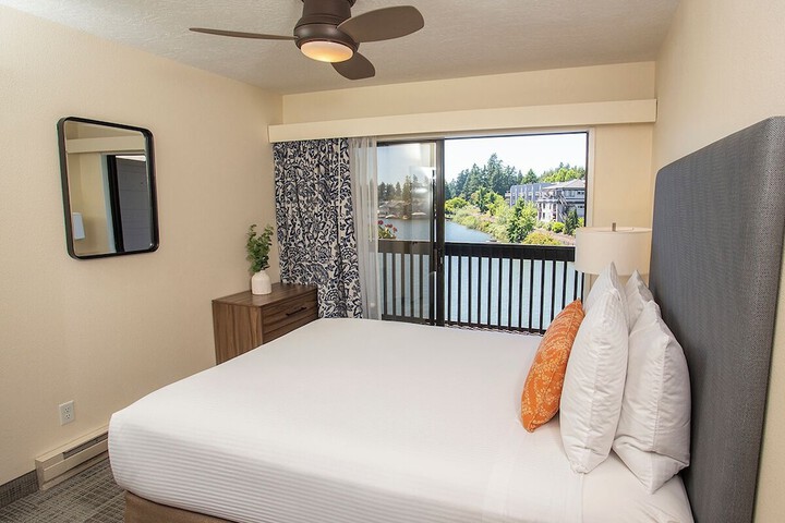 Lakeshore Inn