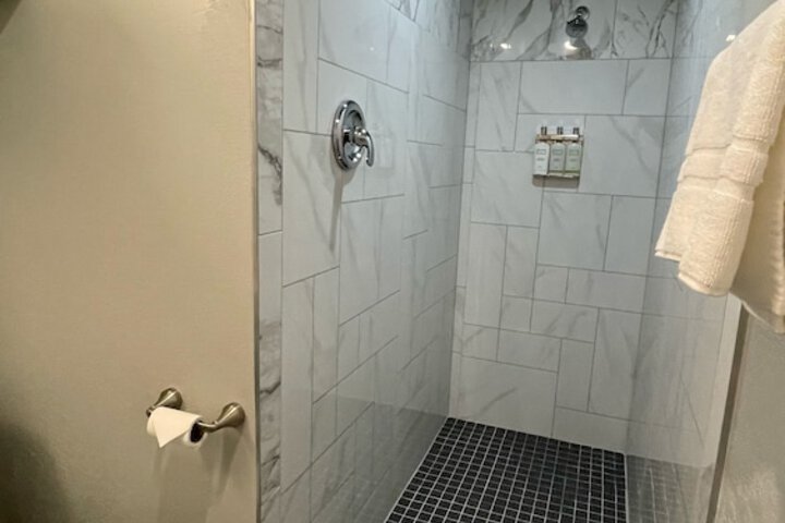 Tides Inn & Suites