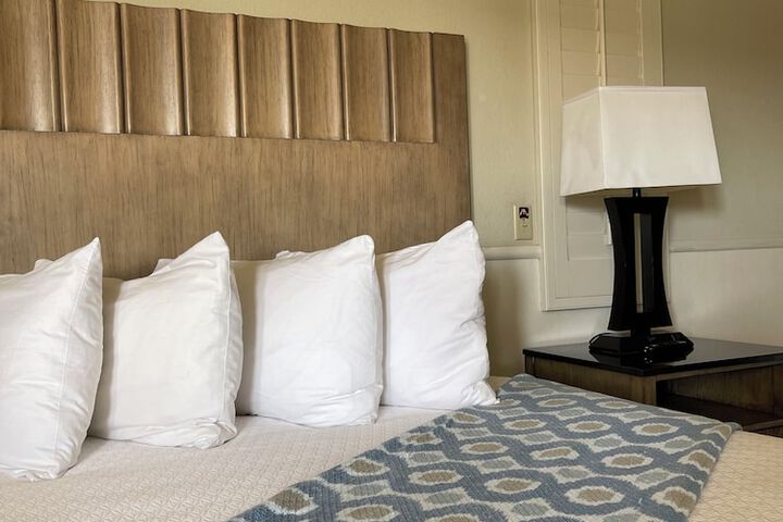 Cambria Landing Inn & Suites
