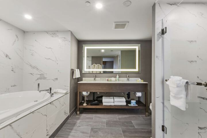 Room 32 of 60