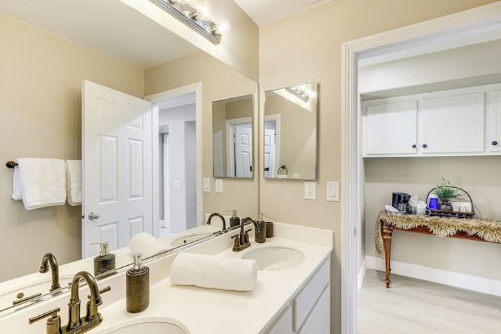 Mtn-view Gem w / Private Yard: Luxe Beaumont Home