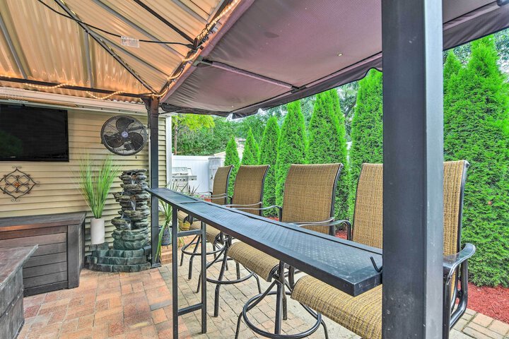 Pet-friendly Taylor Home w / Backyard Oasis!