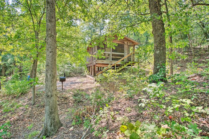Bright Davis Escape w / Screened-in Porch!