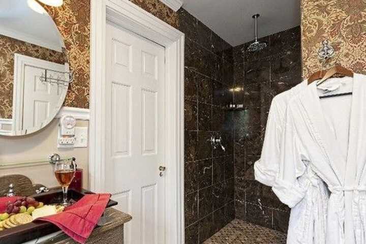 10 Fitch Luxurious Romantic Inn