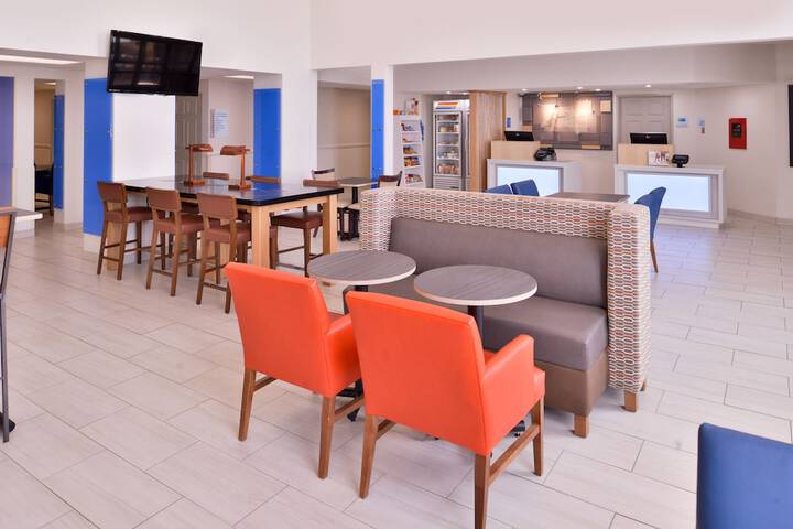 Holiday Inn Express Farmington - Bloomfield by IHG