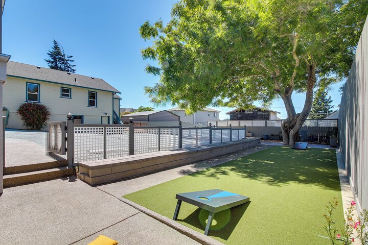 North Bend Home w / Cornhole Court & Putting Green