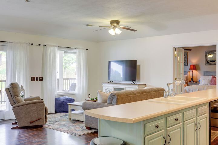 Lakefront Horseshoe Bend Home w / Boat Dock!
