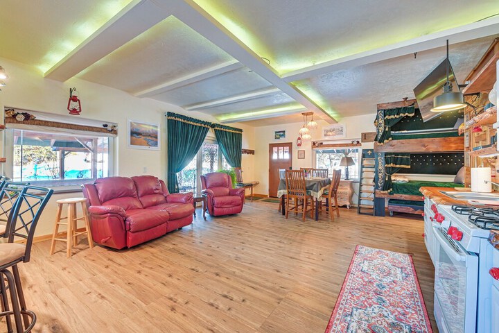 Cozy Kenai Abode w / Private Deck: 5 Mi to Ocean!
