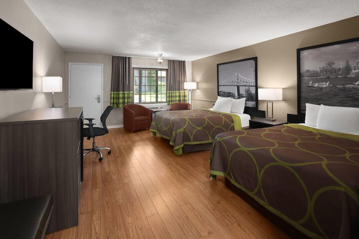 Super 8 by Wyndham Gananoque / Country Squire Resort