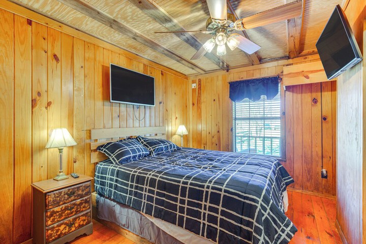 Private Lake On-site: Secluded Retreat in Grant!
