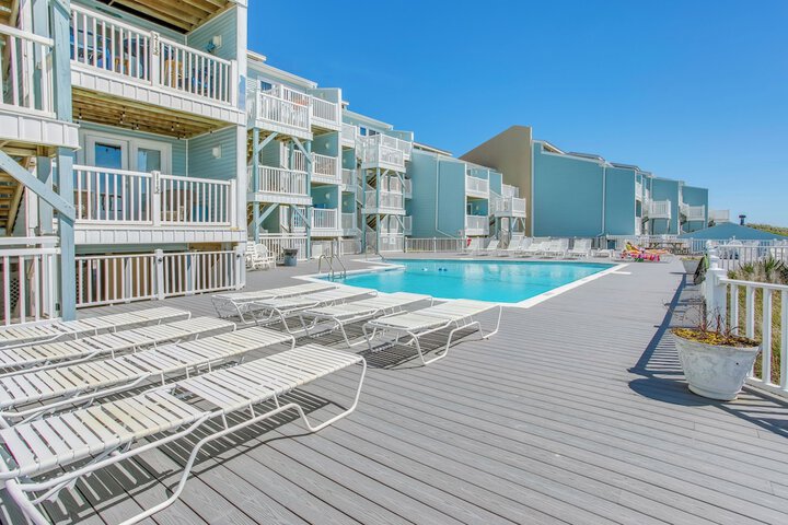 salt & Light Oceanfront Condo w / Pool & Elevator