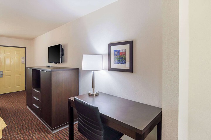 Room 10 of 28
