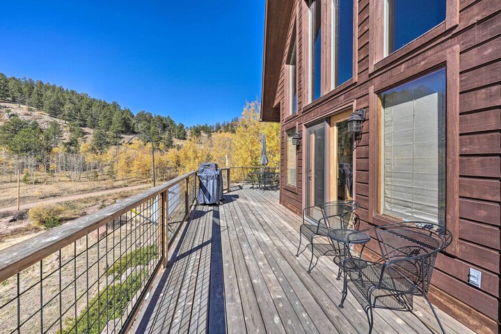 Mtn-view Cabin w / Deck 3 Mi to Cripple Creek!
