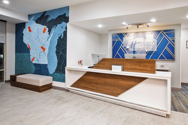 Holiday Inn Express & Suites Milwaukee Nw Park Place by IHG
