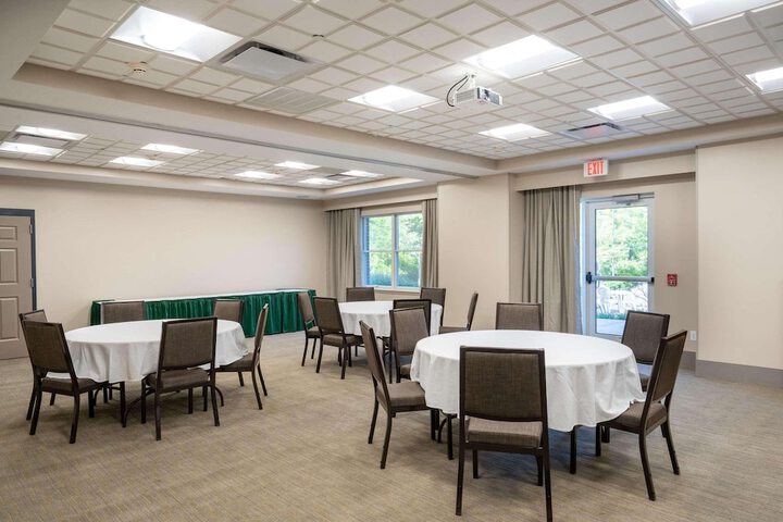 Country Inn & Suites by Radisson State College (Penn State Area), PA