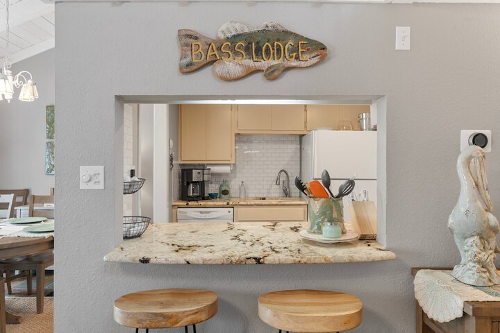 Lakeside Condo Retreat in Horseshoe Bay