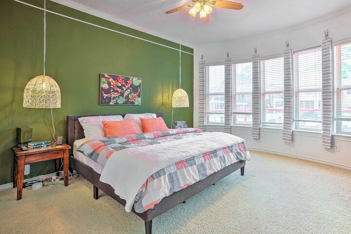 Beautiful Montgomery Home w / Lakefront Deck!