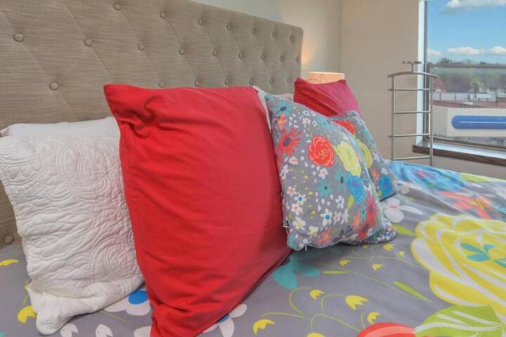 Large eclectic 1 BR above restaurant 15min to PDX