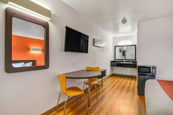 Room 18 of 22