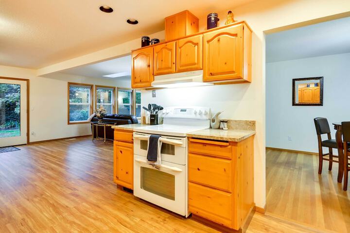 Milwaukie Home w / Covered Porch: Dogs Welcome!