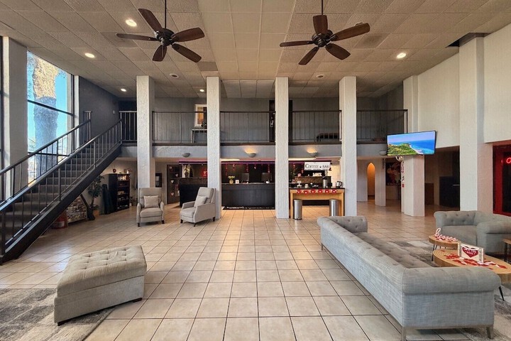 Mariposa Hotel