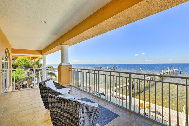 Apollo Beach House w / Private Pool + Hot Tub