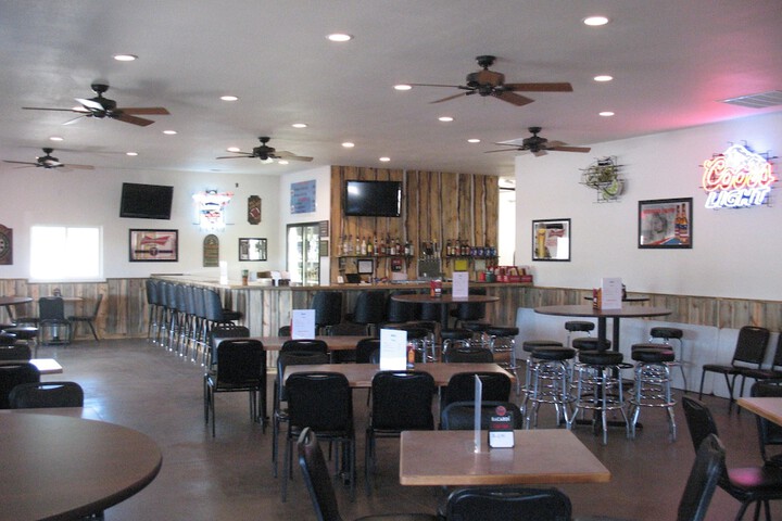 Lounge 8 of 21