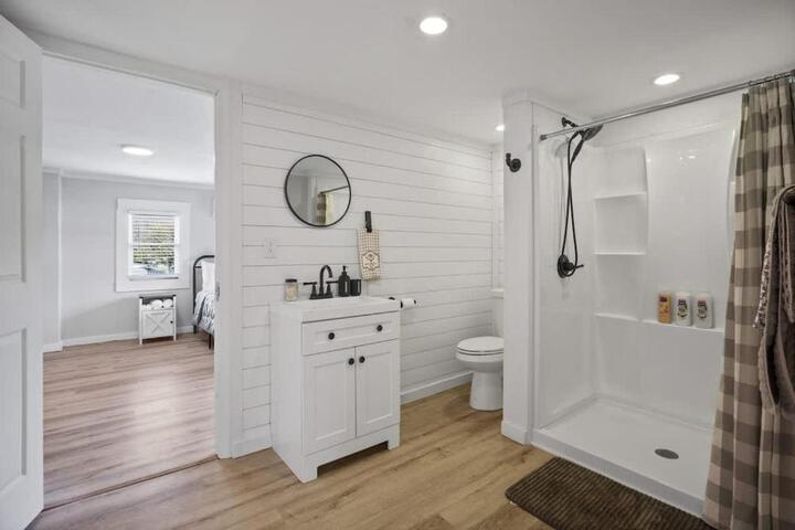 Charming 4 bedroom farmhouse with large backyard for entertaining