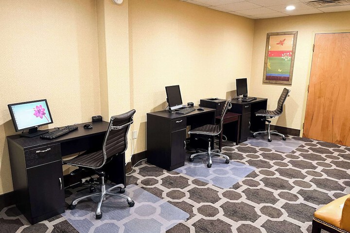 Business Center 68 of 72