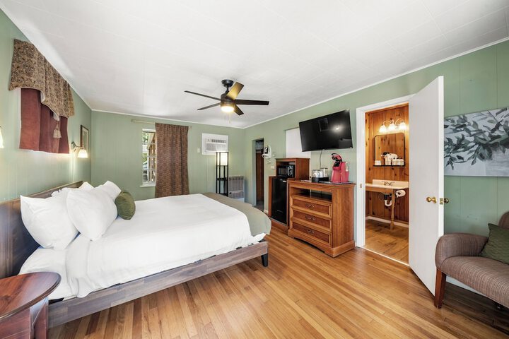 CedarWood Inn