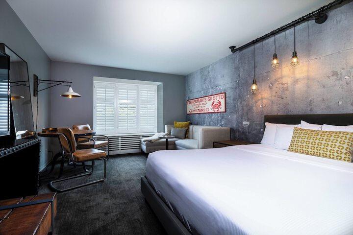 Room 7 of 18