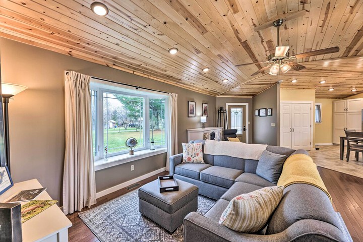 Modern Marlinton Home w / Hot Tub & Mtn Views!