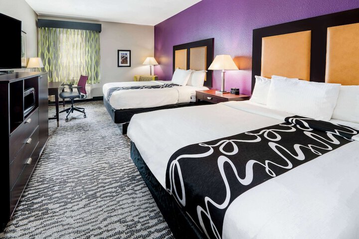 La Quinta Inn & Suites by Wyndham DFW Airport West - Bedford