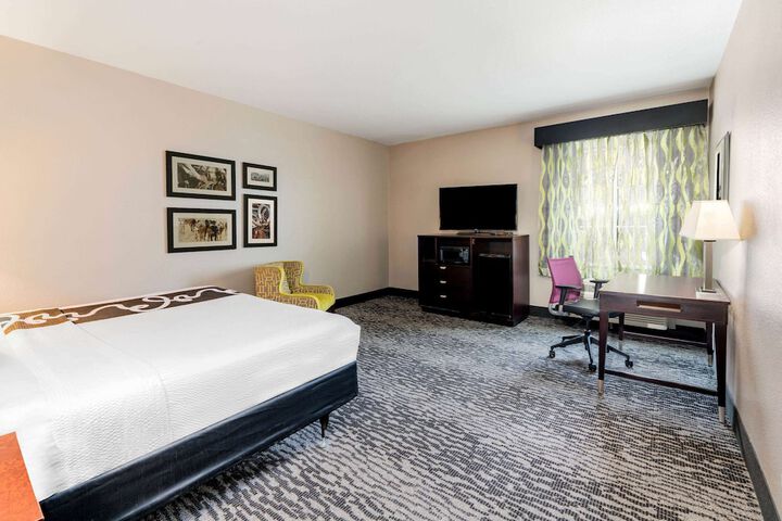 La Quinta Inn & Suites by Wyndham DFW Airport West - Bedford
