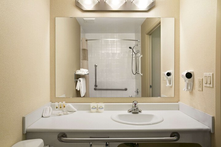 Days Inn by Wyndham Moose Jaw