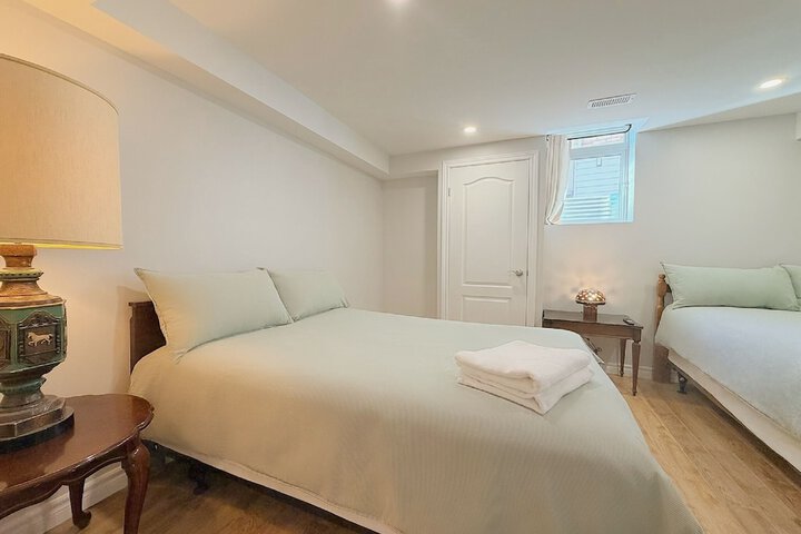 Cozy Rooms in Bright Walkout Suite - Newly Renovated 2026