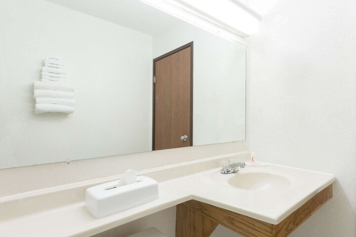 Super 8 by Wyndham Twinsburg / Cleveland Area