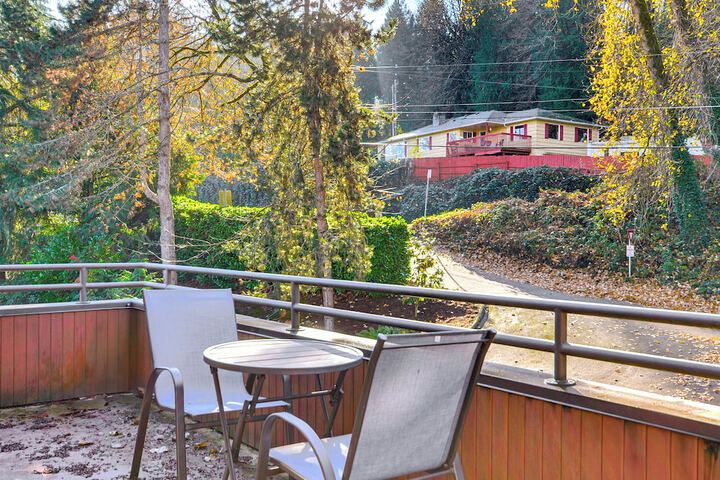 Walk to Willamette River: Studio in West Linn