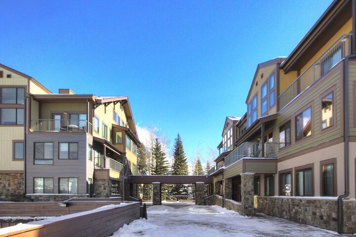 2759 Slopeside 1 Bedroom Condo by RedAwning