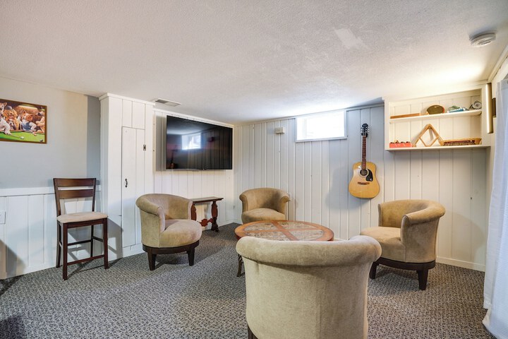 Inviting Minneapolis Vacation Rental w / Game Room!