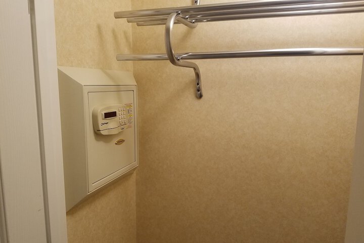 Room 9 of 33