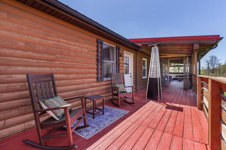 Spacious Cabin Near Hocking Hills and Caves with Hot Tub and Firepit