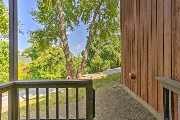 Sun-lit Vernon Condo 2 Mi to Ski Resort!