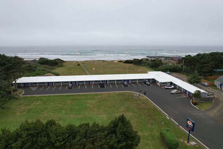 Tillicum Beach Motel (Deanes Oceanfront Lodge)