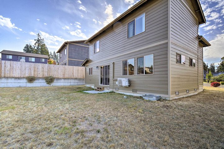 Pet-friendly Poulsbo Abode w / Mountain Views!