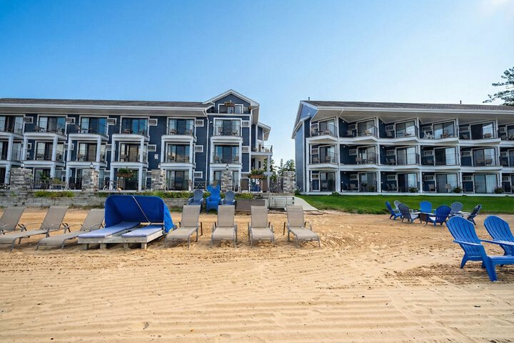 Pointes North Beachfront Hotel – 2 Person Spa Tub Studios