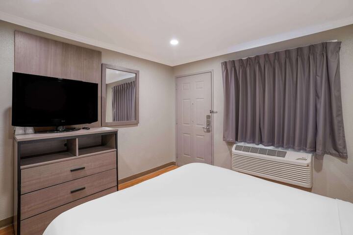 Room 15 of 33